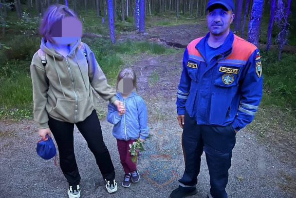 Под Приозерском женщине с ребенком помогли выбраться из леса